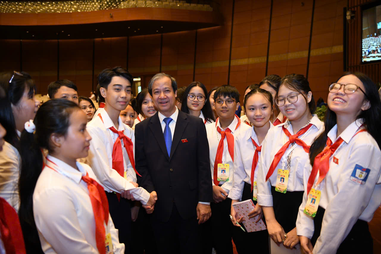 Bộ trưởng Nguyễn Kim Sơn gặp gỡ đại diện học sinh tại phiên họp giả định Quốc hội trẻ em. Bộ trưởng Nguyễn Kim Sơn gặp gỡ đại diện học sinh tại phiên họp giả định Quốc hội trẻ em.