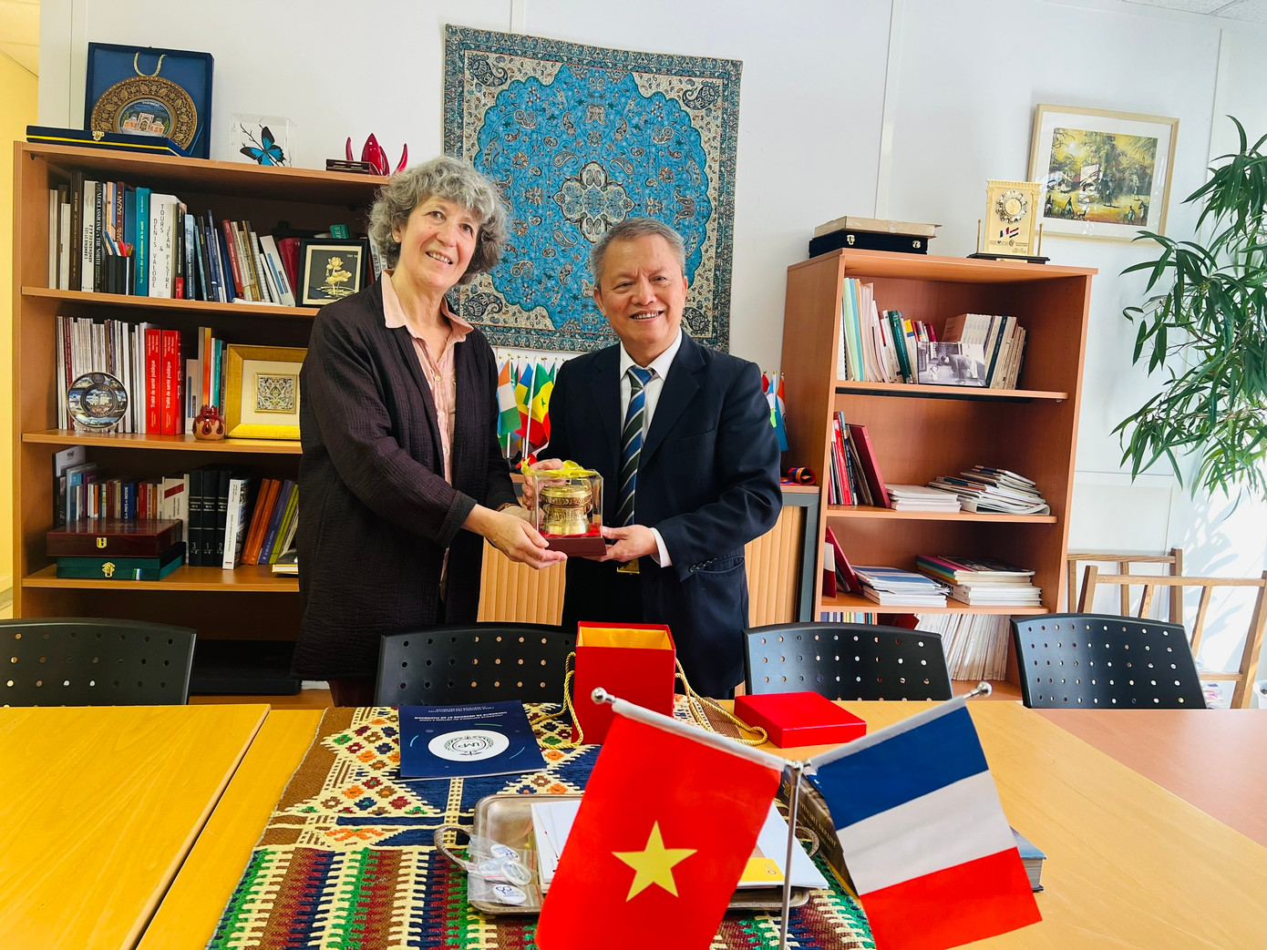 GS.TS Lê Ngọc Thành (người bên phải) làm việc với Giám đốc hợp tác quốc tế mạng lưới 38 bệnh viện công tại Paris trong chuyến công tác tại Pháp vừa qua.