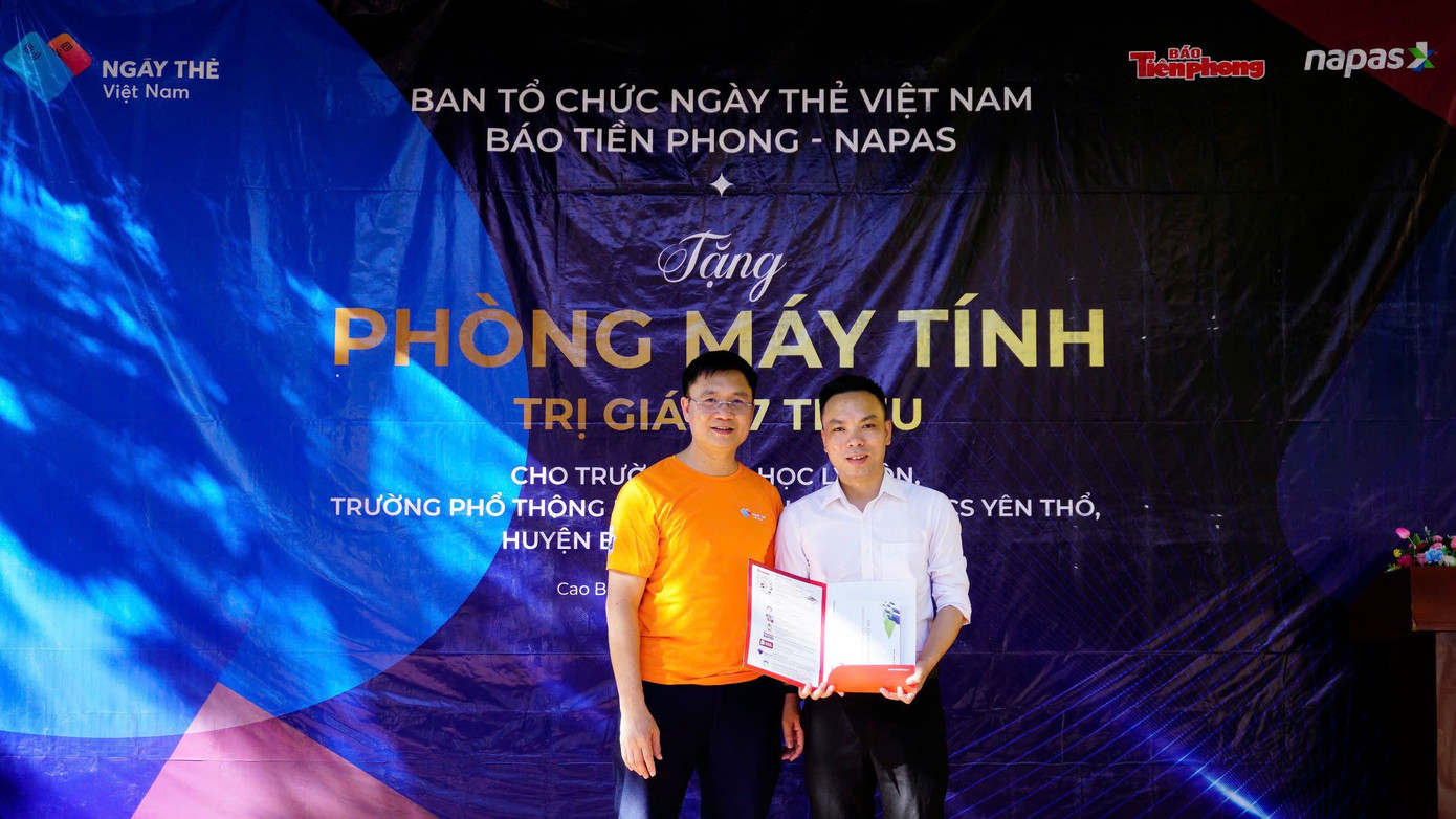 Thầy Nguyễn Ngọc Mẫn (bên phải), Hiệu trưởng Trường Phổ thông dân tộc bán trú Tiểu học và THCS Yên Thổ nhận học bổng từ ban tổ chức rồi về trao cho học sinh tại trường. Ảnh: Mạnh Thắng