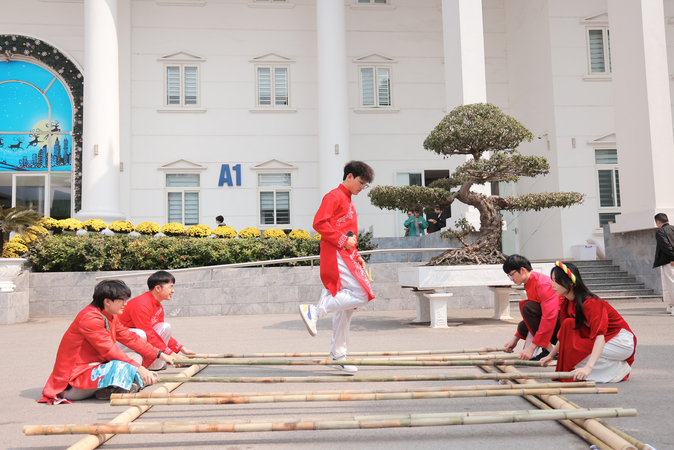 Sinh viên quốc tế rất thích thú với nhảy sạp. Sinh viên quốc tế rất thích thú với nhảy sạp.