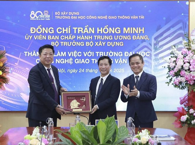 Nhân dịp này, Bộ trưởng Bộ Xây dựng đã thăm và làm việc với Trường Đại học Công nghệ Giao thông Vận tải.