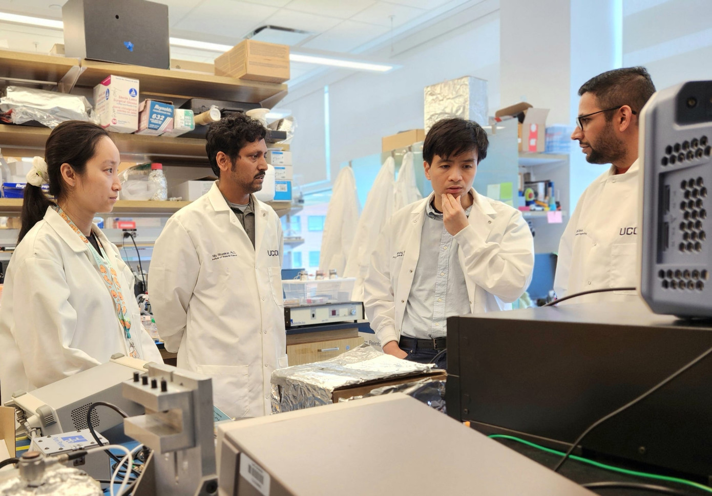 PGS.TS Nguyễn Đức Thành (người thứ 2 từ phải sang) cùng nhóm nghiên cứu trong phòng thí nghiệm. Ảnh: NVCC