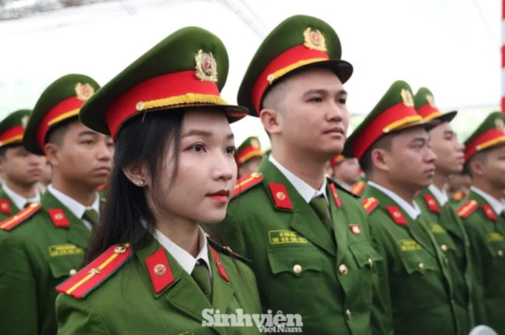 Sinh viên Học viện Cảnh sát Nhân dân trong lễ tốt nghiệp