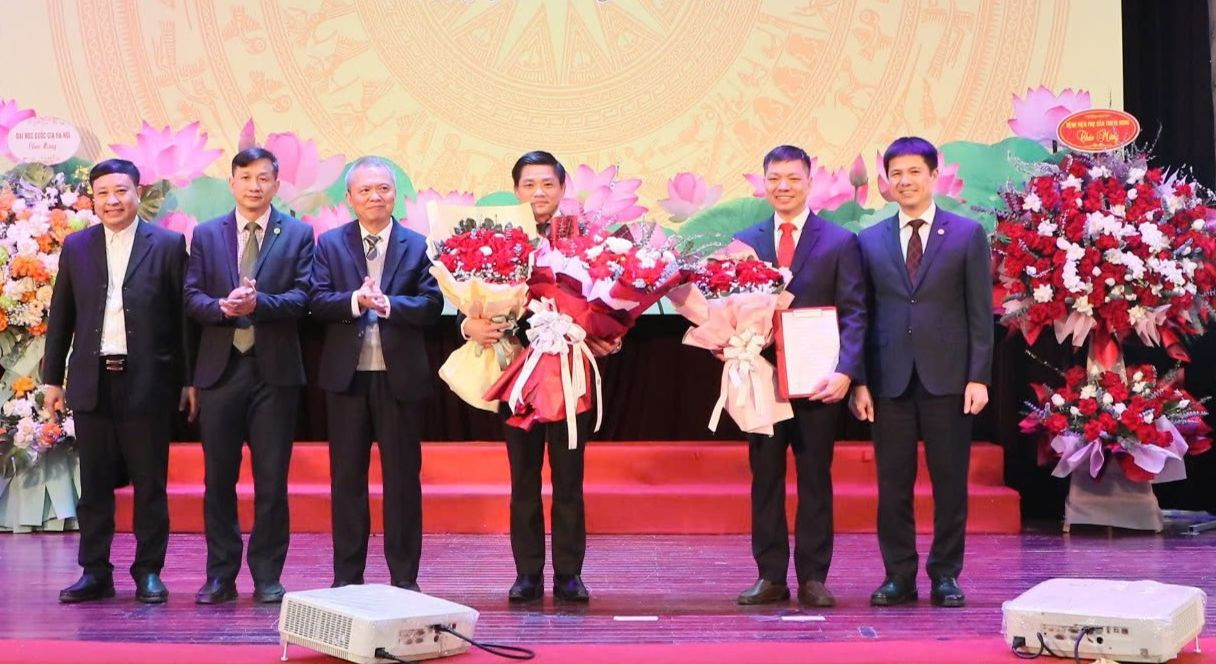 GS.TS Nguyễn Duy Ánh (người đứng thứ ba từ phải sang), PGS Đinh Đoàn Long (người đứng thứ hai từ phải sang) vừa được bổ nhiệm làm Phó Hiệu trưởng Trường ĐH Y Dược.