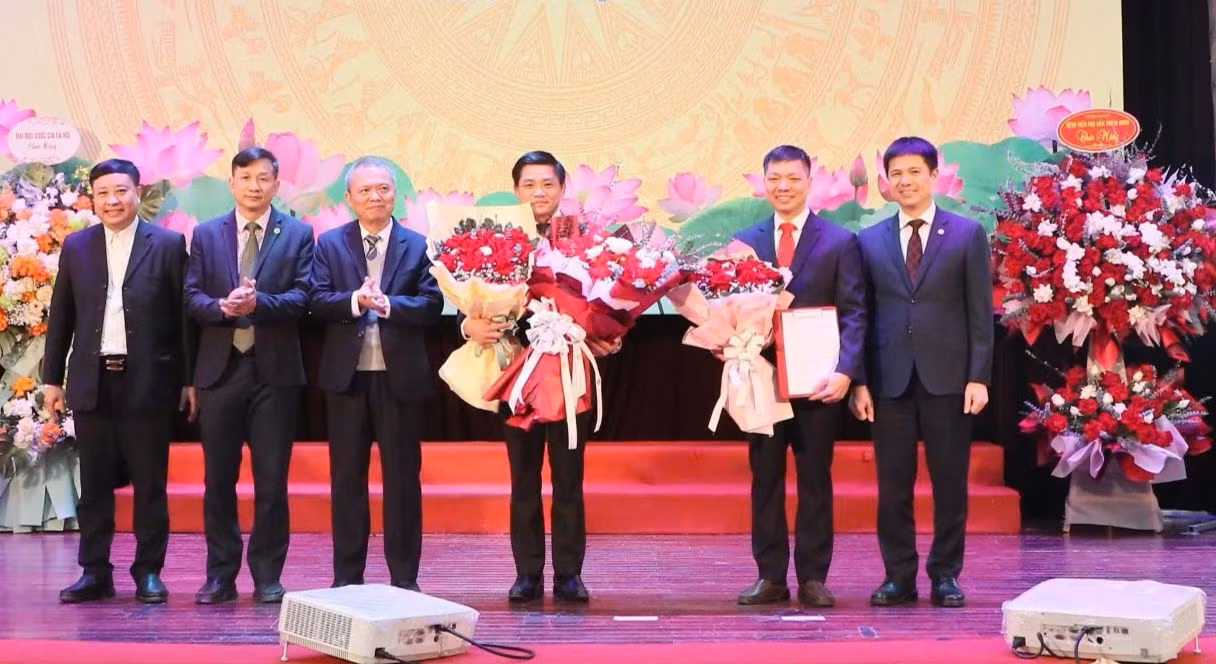 GS.TS Nguyễn Duy Ánh (người đứng thứ ba từ phải sang), PGS Đinh Đoàn Long (người đứng thứ hai từ phải sang) vừa được bổ nhiệm làm Phó Hiệu trưởng Trường ĐH Y Dược. GS.TS Nguyễn Duy Ánh (người đứng thứ ba từ phải sang), PGS Đinh Đoàn Long (người đứng thứ hai từ phải sang) vừa được bổ nhiệm làm Phó Hiệu trưởng Trường ĐH Y Dược.