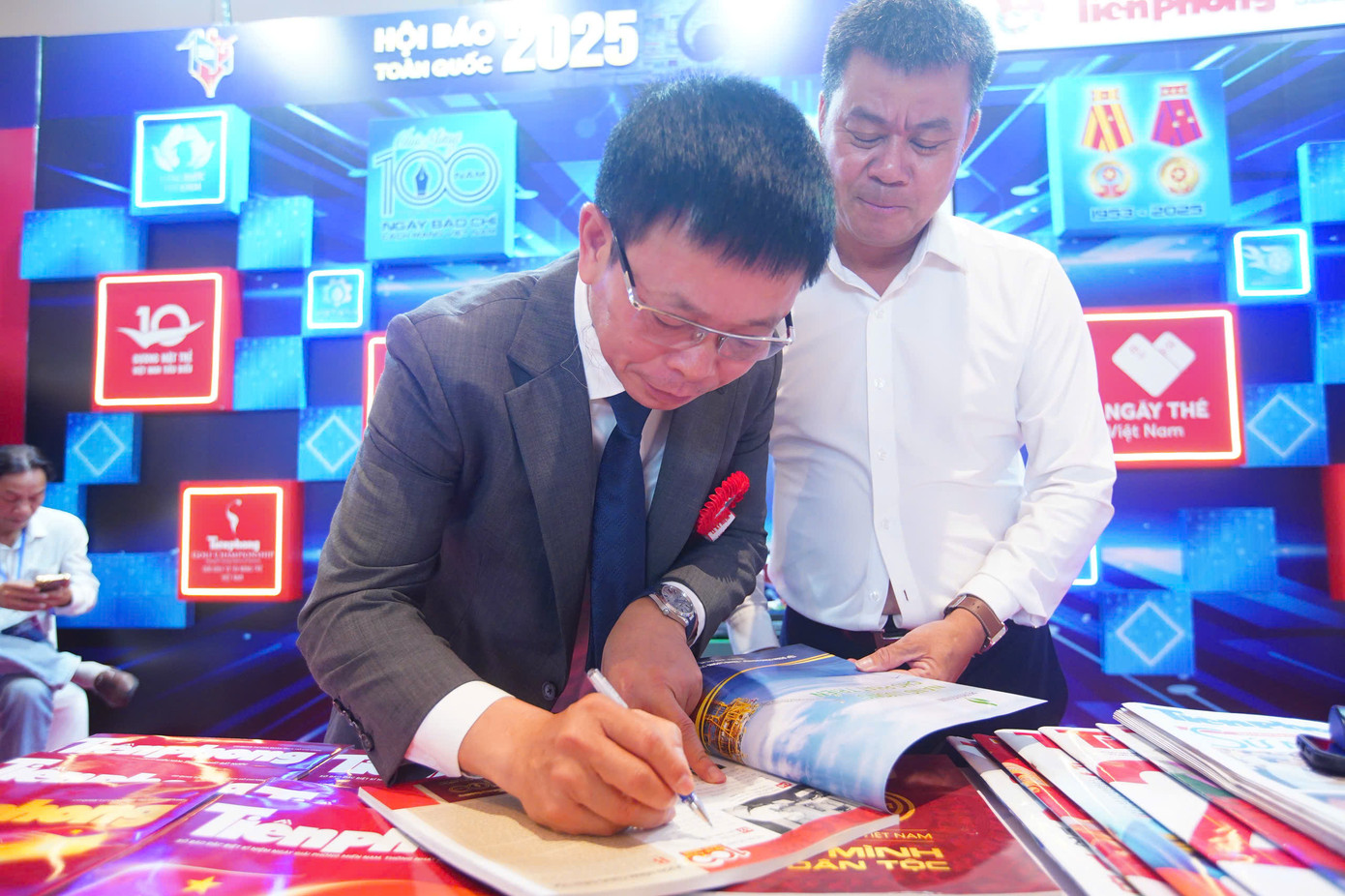 Hội Báo Toàn quốc 2025 cũng là dịp hội ngộ của nhiều thế hệ làm báo, là nơi đồng nghiệp chung vui và chia sẻ những câu chuyện nghề và gợi mở những ý tưởng sáng tạo. Hội Báo Toàn quốc 2025 cũng là dịp hội ngộ của nhiều thế hệ làm báo, là nơi đồng nghiệp chung vui và chia sẻ những câu chuyện nghề và gợi mở những ý tưởng sáng tạo.