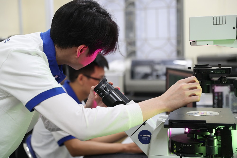 Sinh viên Trường Đại học Công nghệ học tập trong phòng thí nghiệm. Sinh viên Trường Đại học Công nghệ học tập trong phòng thí nghiệm.