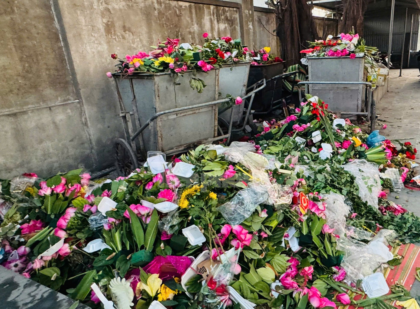 Hoa dâng lễ của khách được vứt bỏ tại Đền Cô Chín chiều 30/1. Ảnh: Nghiêm Huê