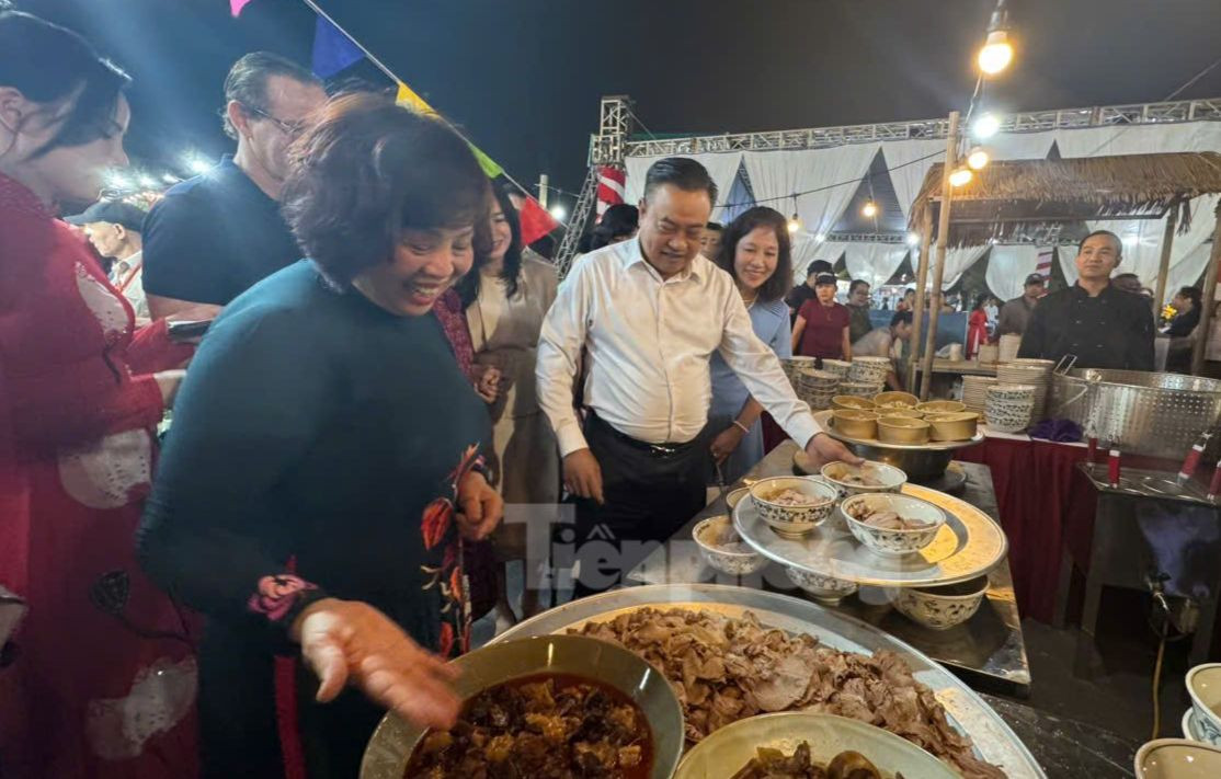 Chủ tịch UBND TP Hà Nội Trần Sỹ Thanh cùng đại biểu khám phá phở di sản. Ảnh: Duy Khánh - Nghiêm Huê Chủ tịch UBND TP Hà Nội Trần Sỹ Thanh cùng đại biểu khám phá phở di sản. Ảnh: Duy Khánh - Nghiêm Huê