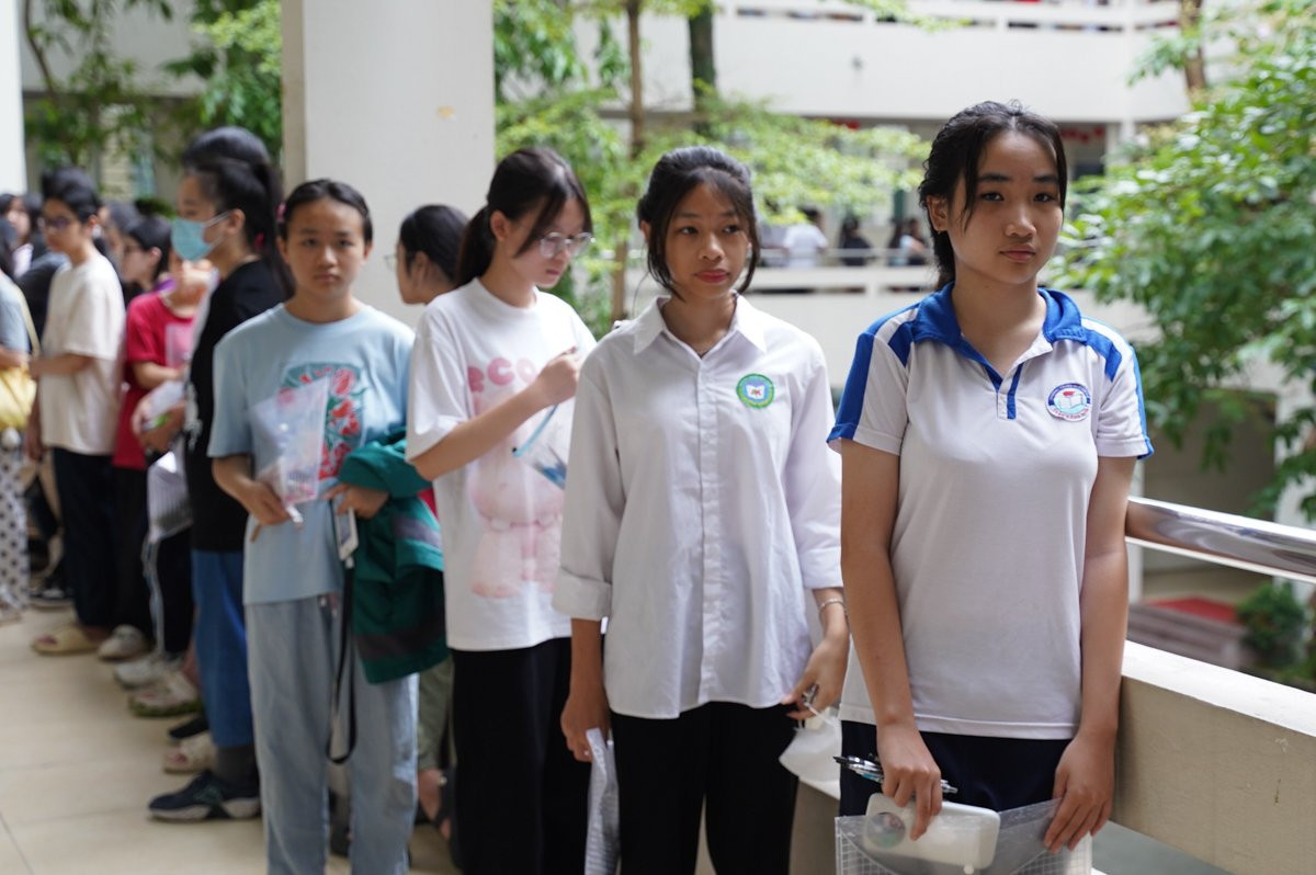 Thí sinh dự thi vào Trường THPT Chuyên Ngoại ngữ năm 2024. Thí sinh dự thi vào Trường THPT Chuyên Ngoại ngữ năm 2024.