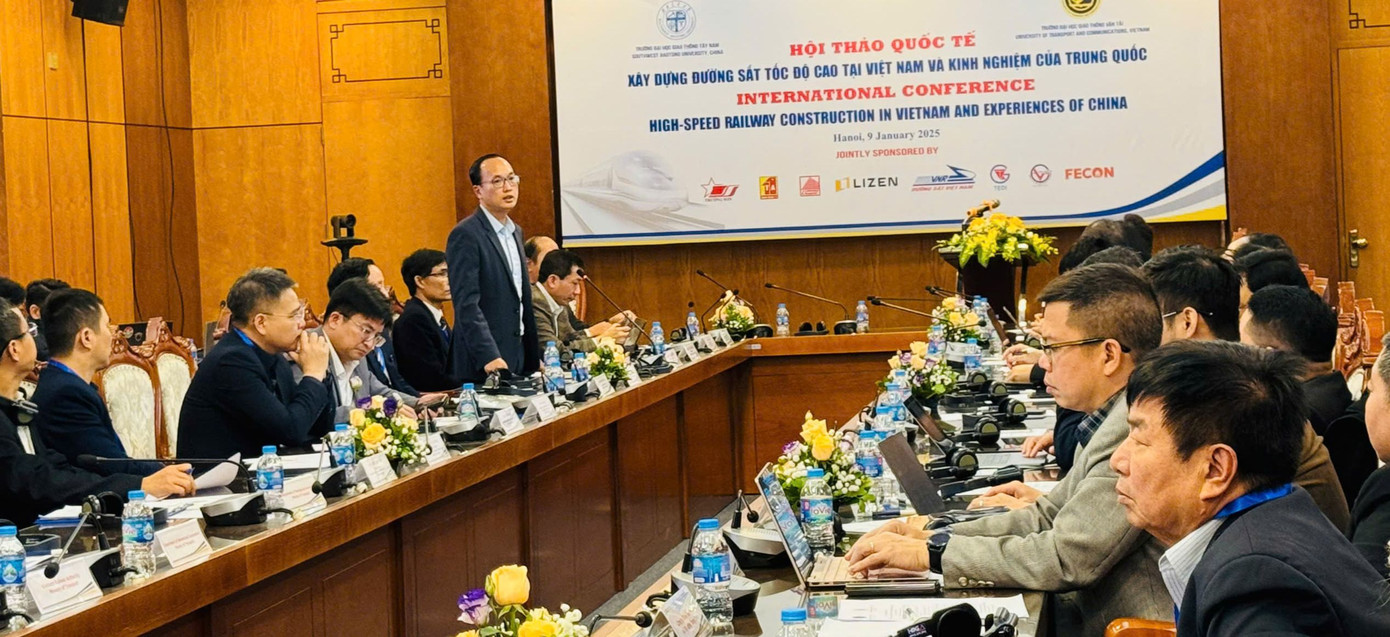 Diễn giả trình bày tại hội thảo. Ảnh: Nghiêm Huê