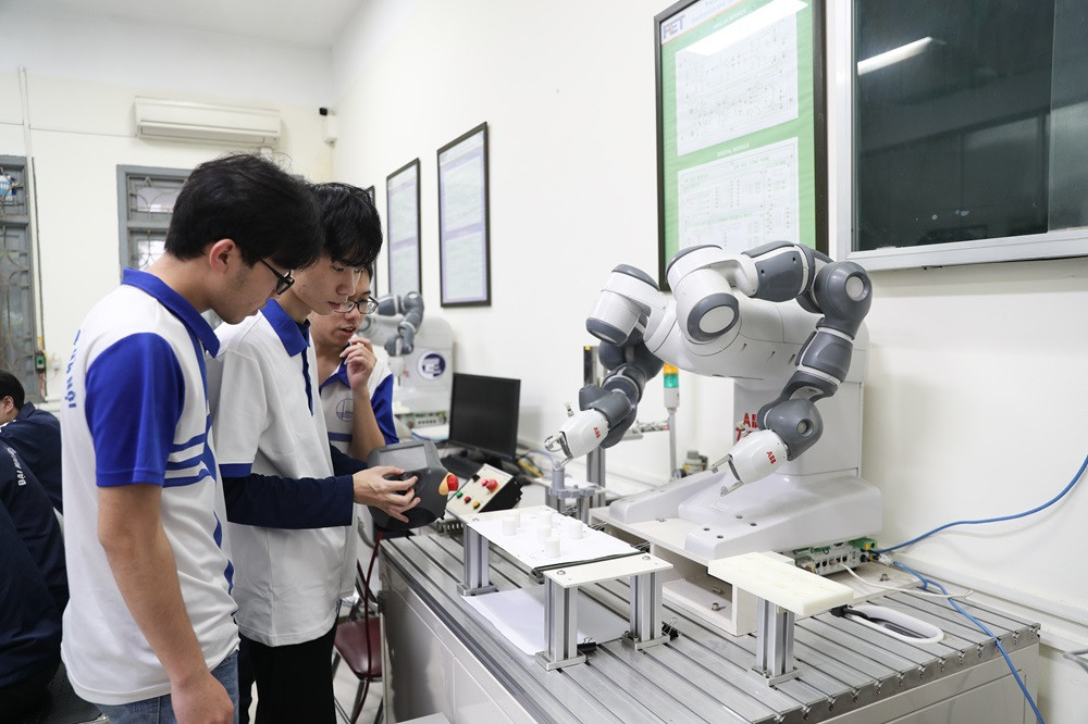 Sinh viên thực tập trong phòng lab Sinh viên thực tập trong phòng lab