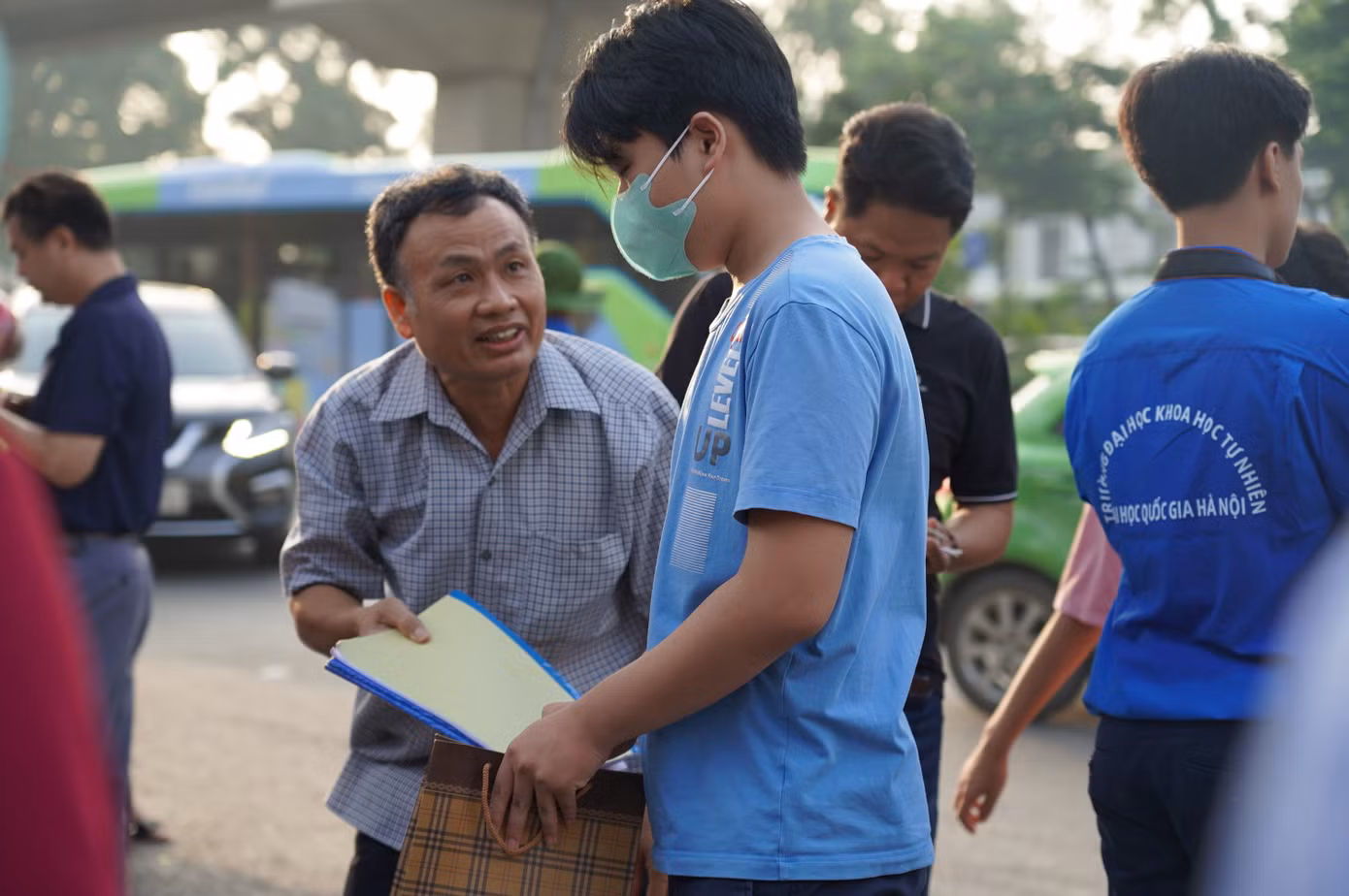 Thí sinh dự thi lớp 10 Trường THPT Chuyên Khoa học Tự nhiên năm 2024. Thí sinh dự thi lớp 10 Trường THPT Chuyên Khoa học Tự nhiên năm 2024.