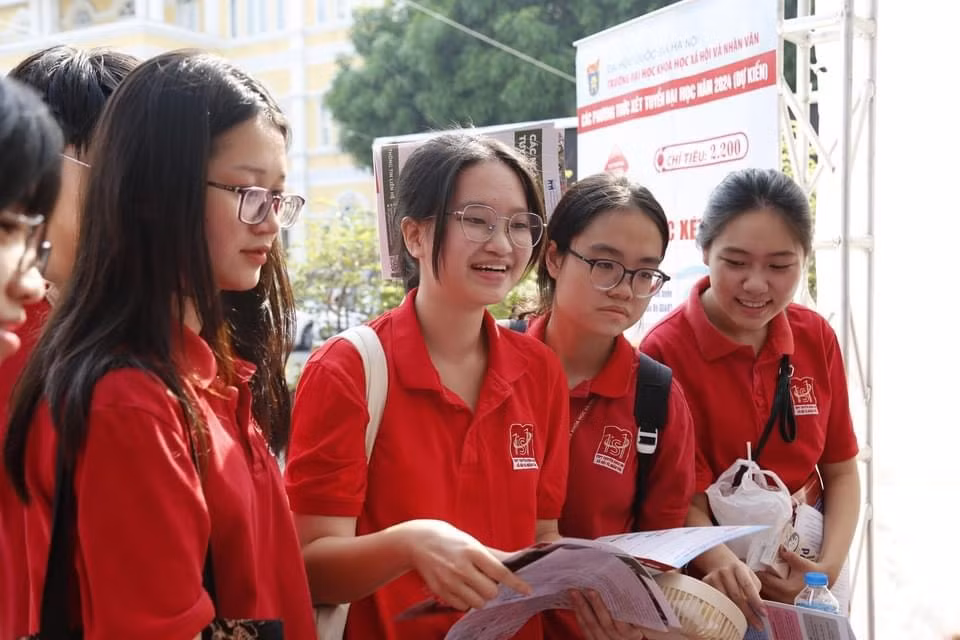 Học sinh trường THPT Chuyên Khoa học Xã hội và Nhân văn Học sinh trường THPT Chuyên Khoa học Xã hội và Nhân văn