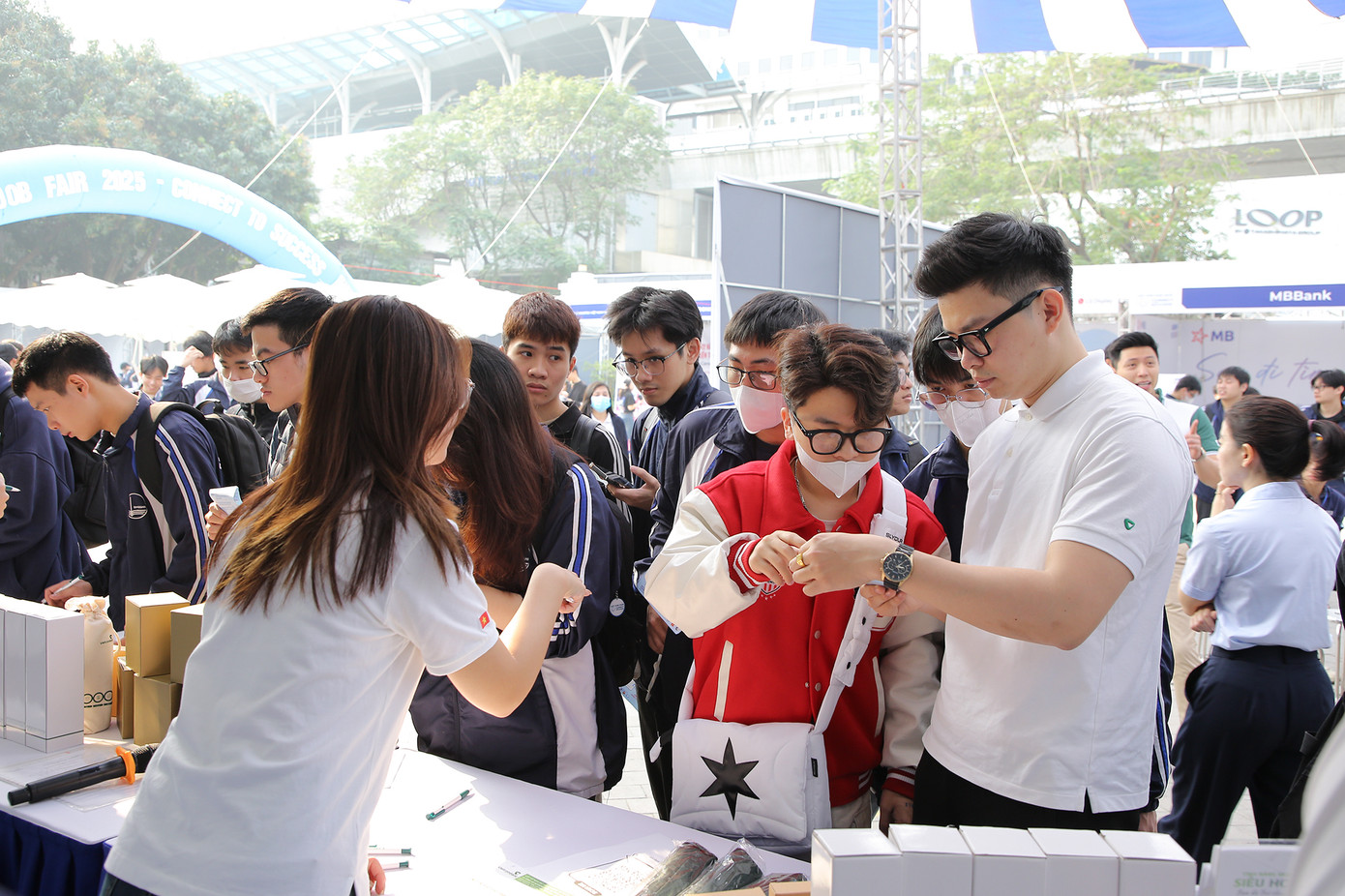 Sinh viên tìm hiểu thông tin việc làm tại Ngày hội việc 2025 do Trường Đại học Công nghệ tổ chức sáng nay. Ảnh: N.H