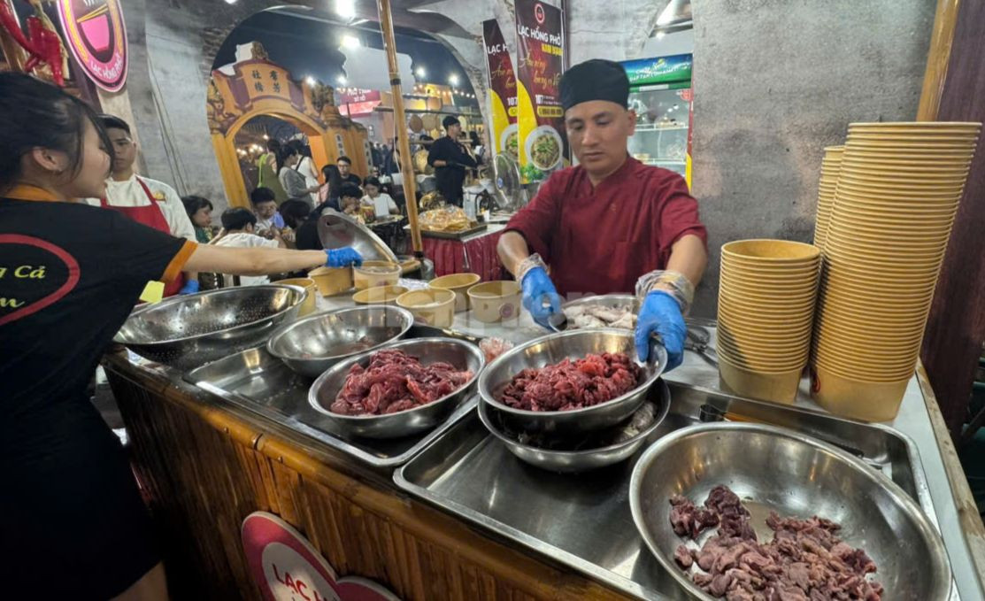 Thực khách tham quan nhiều không gian và thưởng thức phở đặc trưng của vùng miền. Ảnh: Duy Khánh - Nghiêm Huê Thực khách tham quan nhiều không gian và thưởng thức phở đặc trưng của vùng miền. Ảnh: Duy Khánh - Nghiêm Huê