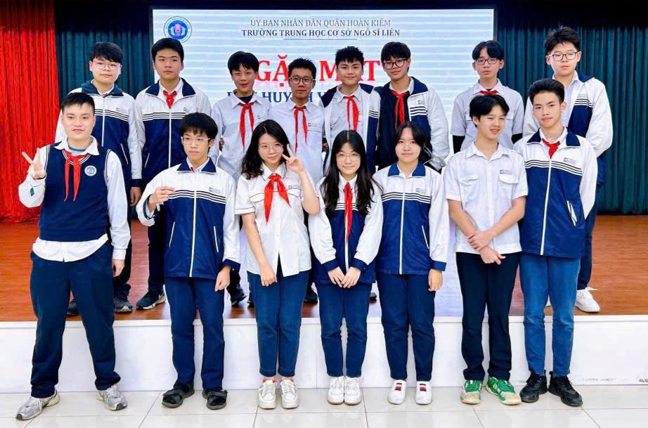 Trung Hưng (ngoài cùng bên trái) cùng các bạn trong đội tuyển học sinh giỏi cấp thành phố lớp 9A5 ở buổi lễ gặp mặt đội tuyển học sinh giỏi trường THCS Ngô Sĩ Liên