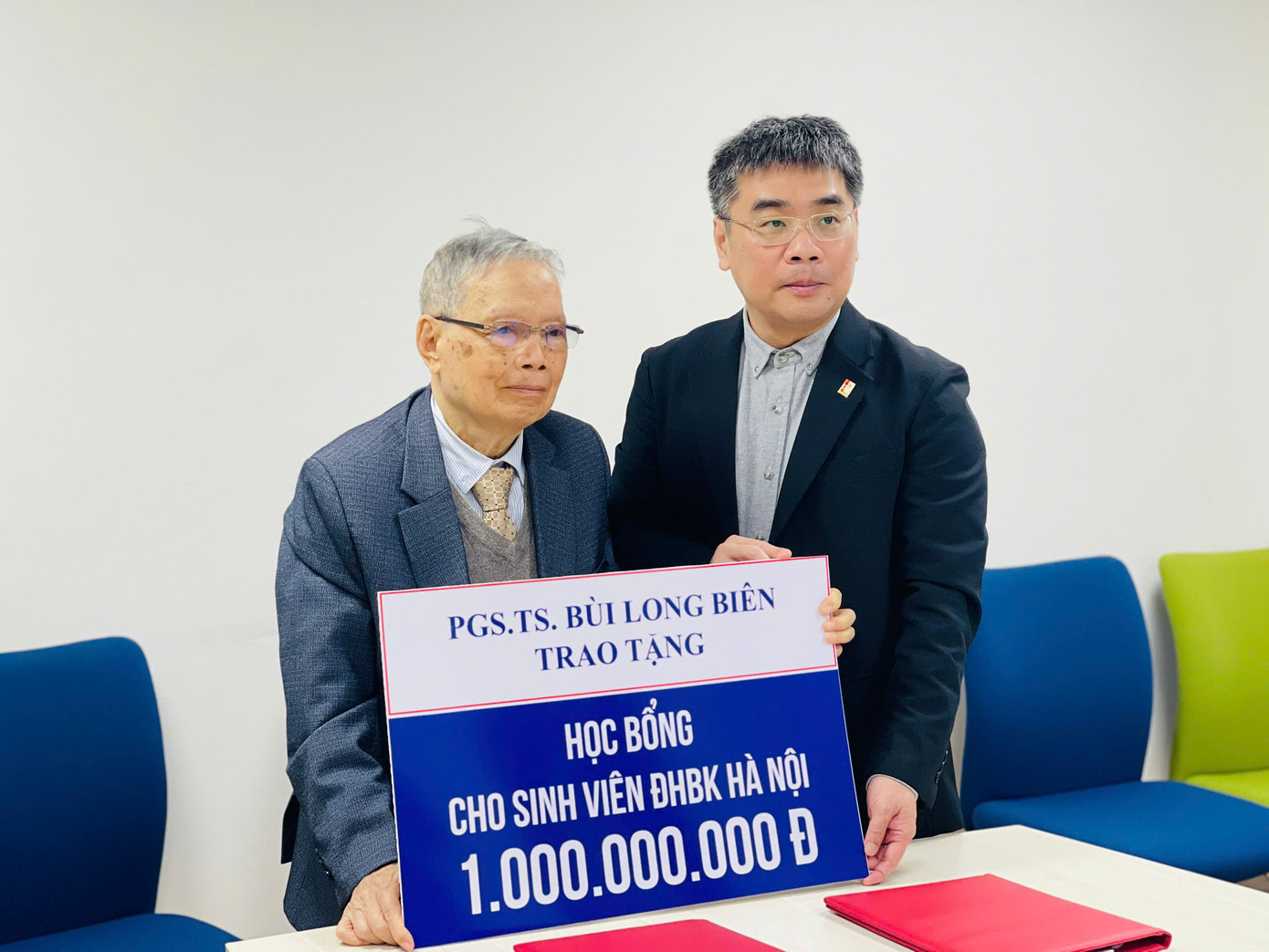Nhà giáo Bùi Long Biên (người bên trái) tặng học bổng cho sinh viên Đại học Bách khoa Hà Nội Nhà giáo Bùi Long Biên (người bên trái) tặng học bổng cho sinh viên Đại học Bách khoa Hà Nội