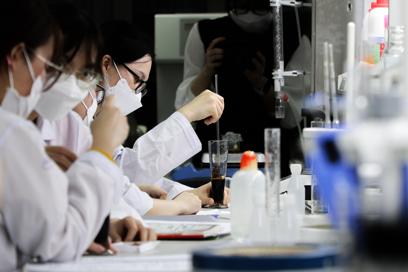 Sinh viên Trường ĐH Y dược, Đại học Quốc gia Hà Nội trong giờ thực hành. Sinh viên Trường ĐH Y dược, Đại học Quốc gia Hà Nội trong giờ thực hành.