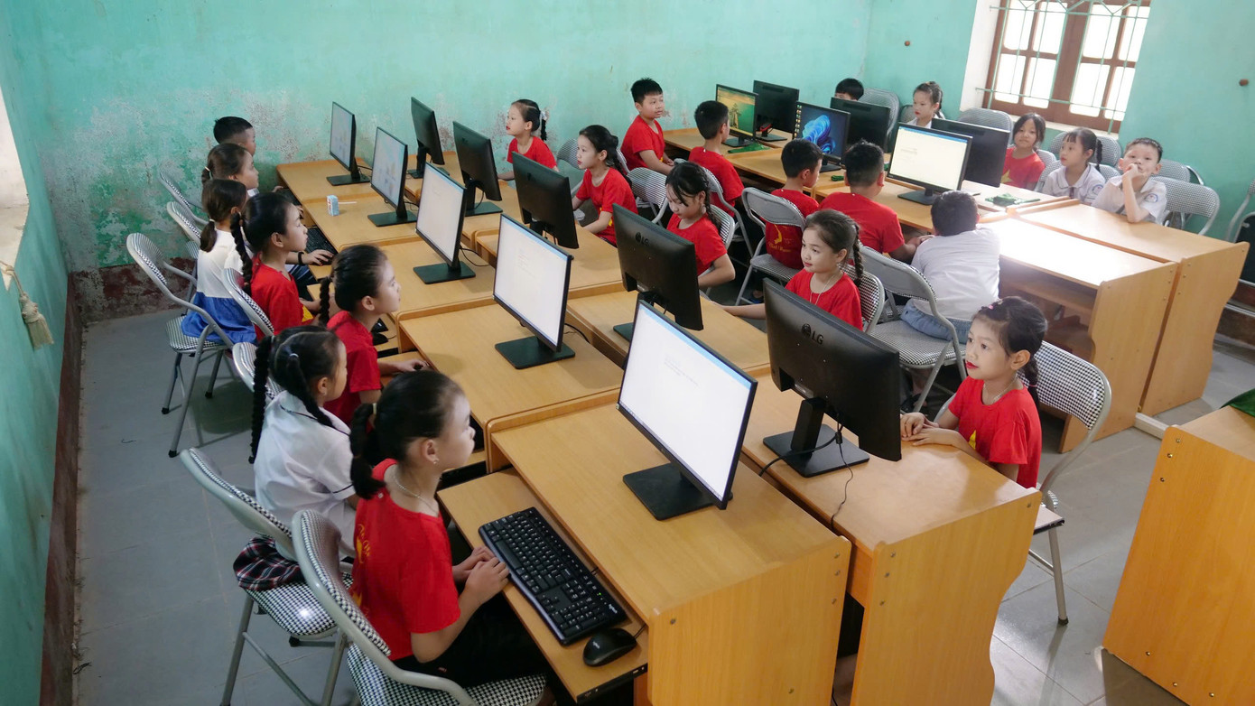 Niềm vui của học sinh Trường Tiểu học Lý Bôn, huyện Bảo Lâm, tỉnh Cao Bằng trong lễ trao tặng phòng máy tính. Ảnh: Mạnh Thắng