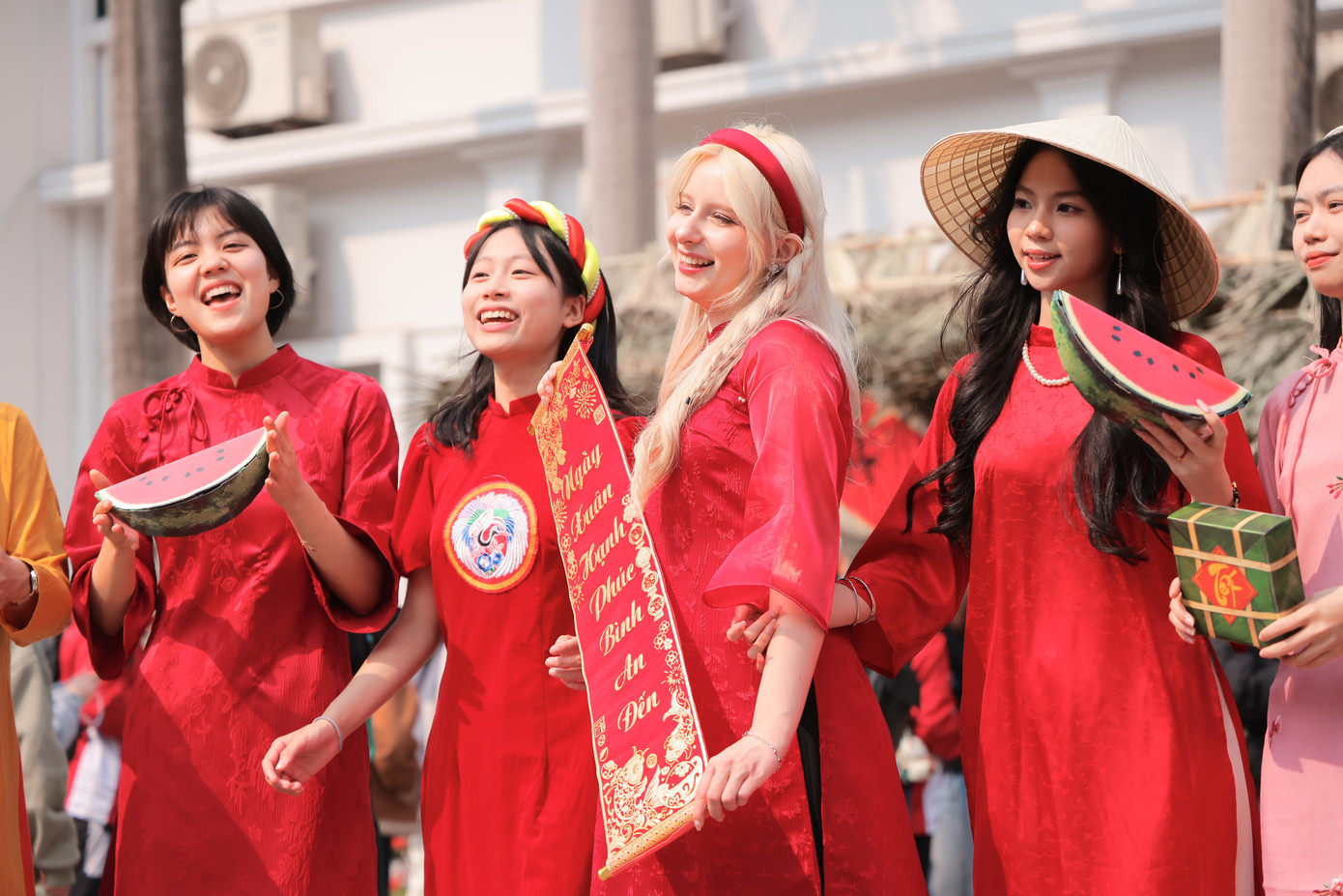 Sinh viên quốc tế xúng xính áo dài đỏ trong Tết Việt của Trường Đại học Hà Nội. Sinh viên quốc tế xúng xính áo dài đỏ trong Tết Việt của Trường Đại học Hà Nội.