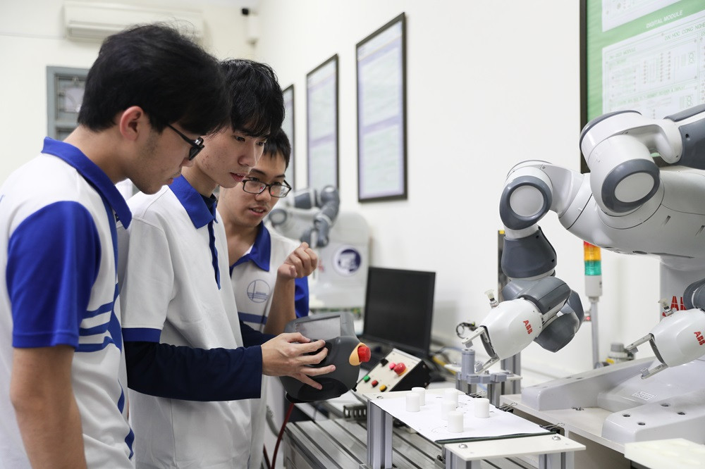 Sinh viên Đại học Quốc gia Hà Nội học tập trong phòng thí nghiệm. Ảnh: VNU