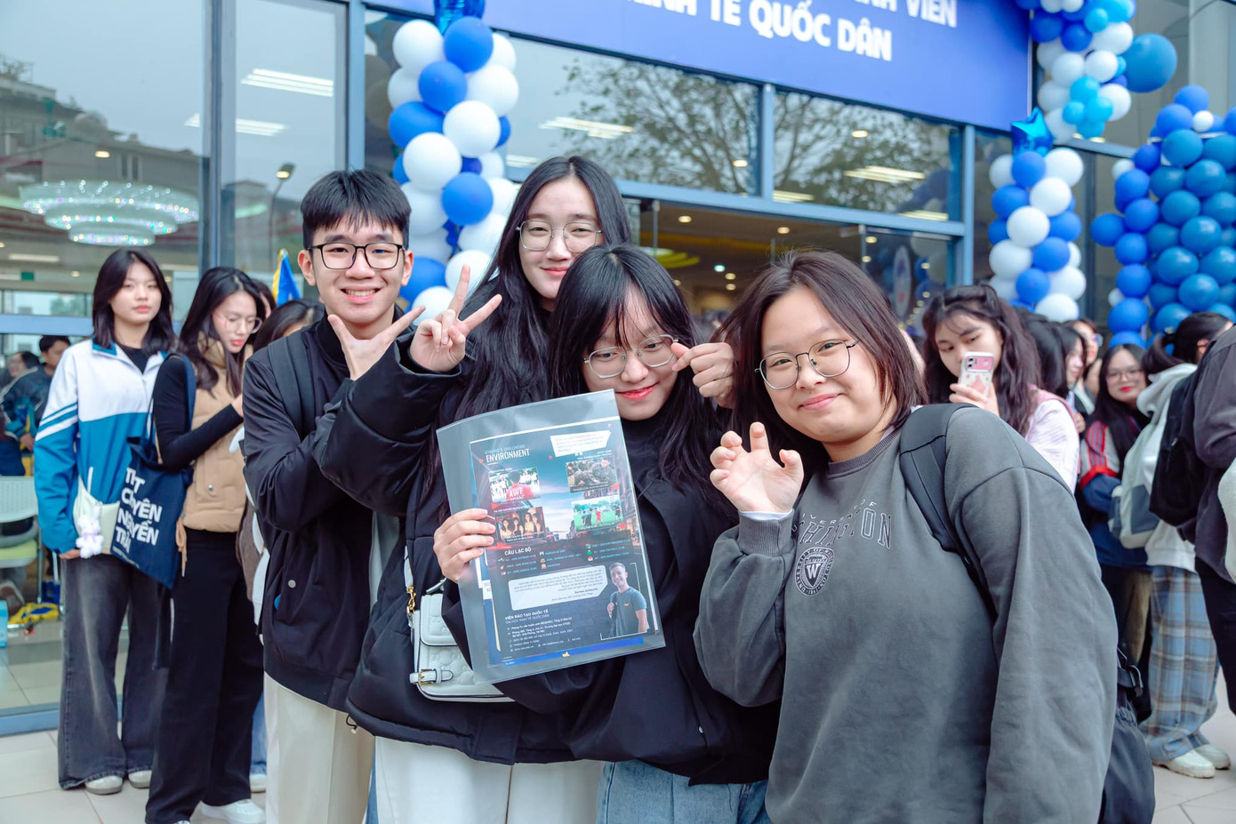 Một ngày làm sinh viên ĐH Kinh tế Quốc dân của học sinh các trường THPT. Một ngày làm sinh viên ĐH Kinh tế Quốc dân của học sinh các trường THPT.