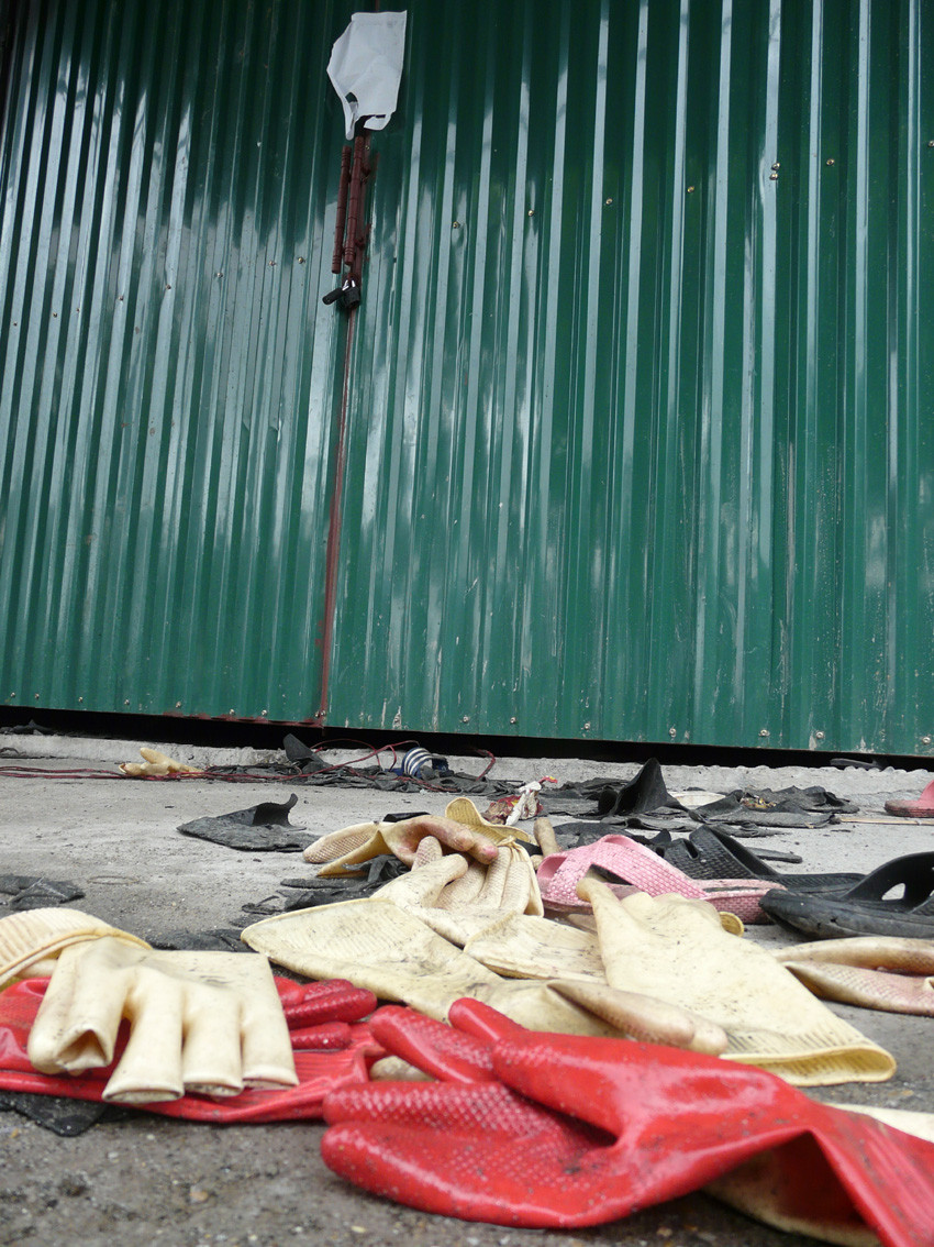 Giầy dép của nạn nhân vẫn vương vãi trước cửa