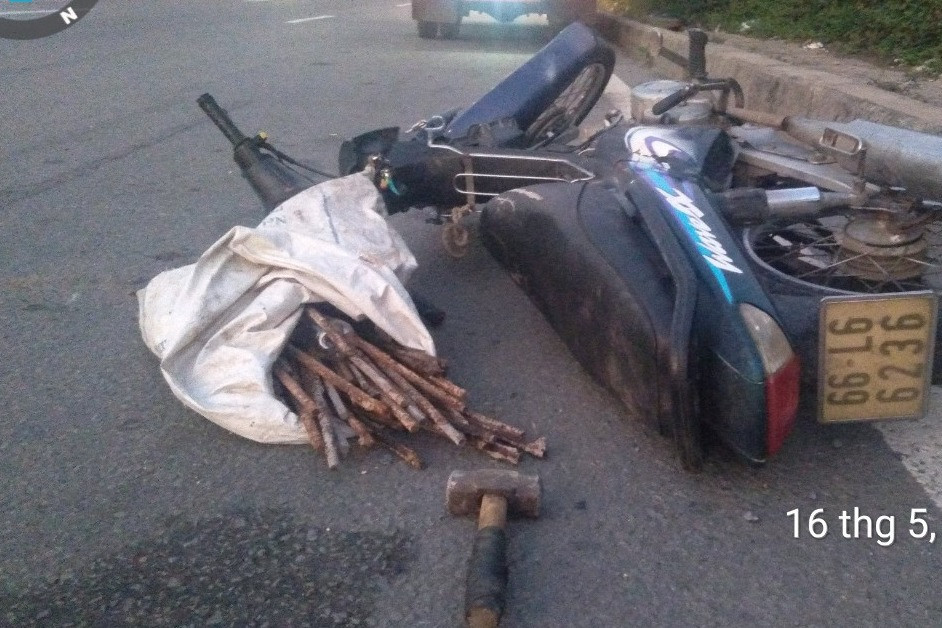 Phương tiện và tang vật kẻ gian bỏ lại sau khi bị phát hiện đập phá tấm đan cống thoát nước. Ảnh T.N Phương tiện và tang vật kẻ gian bỏ lại sau khi bị phát hiện đập phá tấm đan cống thoát nước. Ảnh T.N