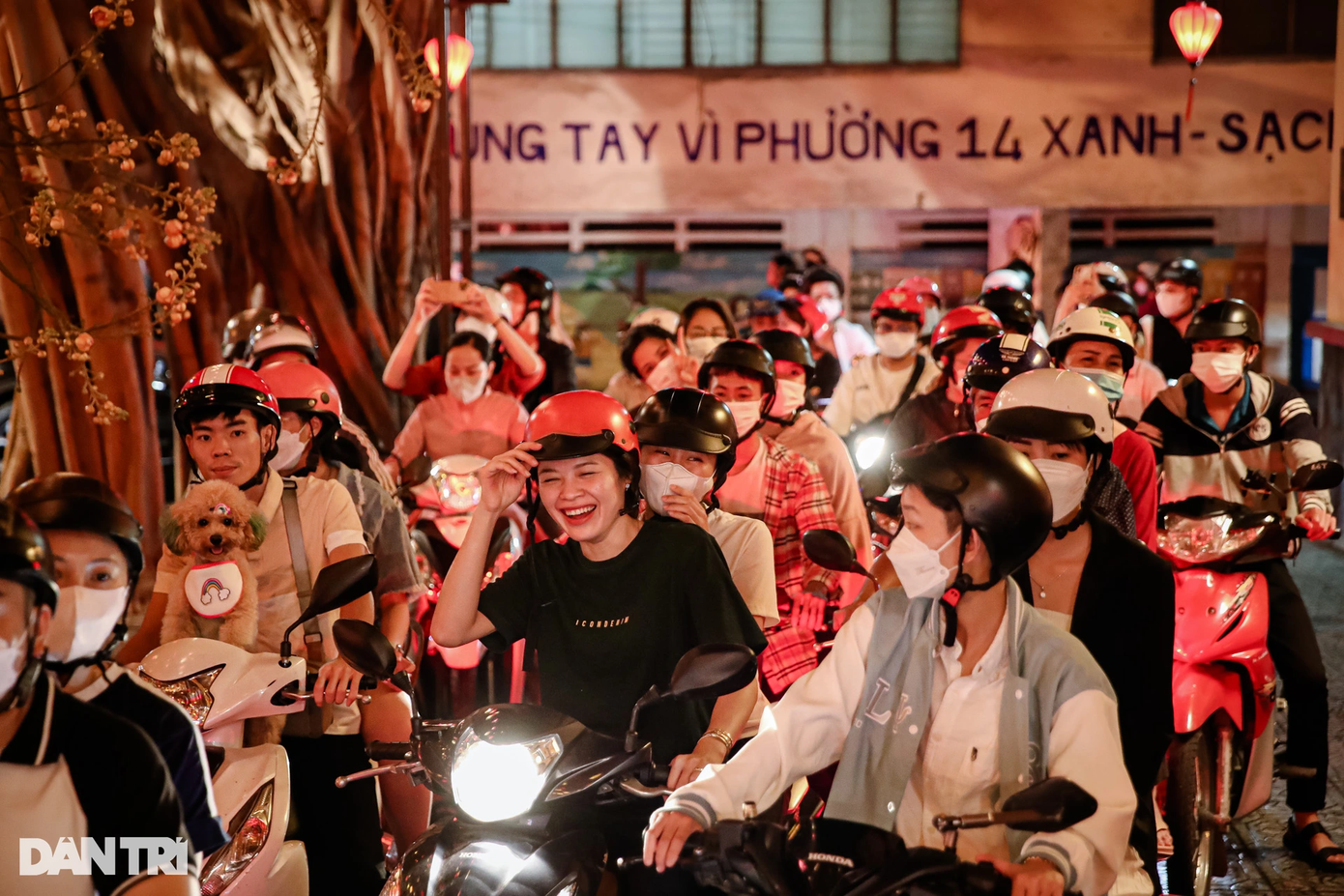 Ghi nhận vào lúc 20h, xe máy nối đuôi nhau đợi vào chùa. "Chạy từ quận Bình Tân sang gần 20km, tuy xa nhưng khi đến đây, mình đã thực sự mãn nhãn với vẻ đẹp lộng lẫy của ngôi chùa này", Phan Thị Hồng Hạnh (23 tuổi, ngụ quận Bình Tân) chia sẻ.