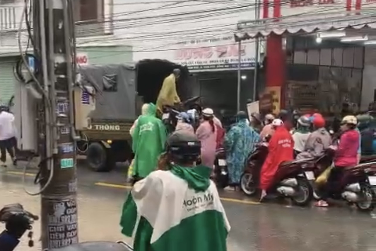 Nhiều người đứng chờ nước rút mới dám chạy xe máy qua. Ảnh: H.H