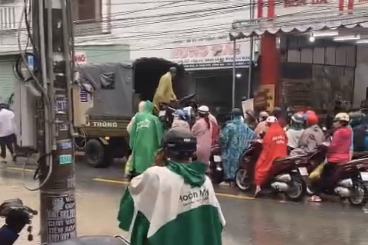 Nhiều người đứng chờ nước rút mới dám chạy xe máy qua. Ảnh: H.H