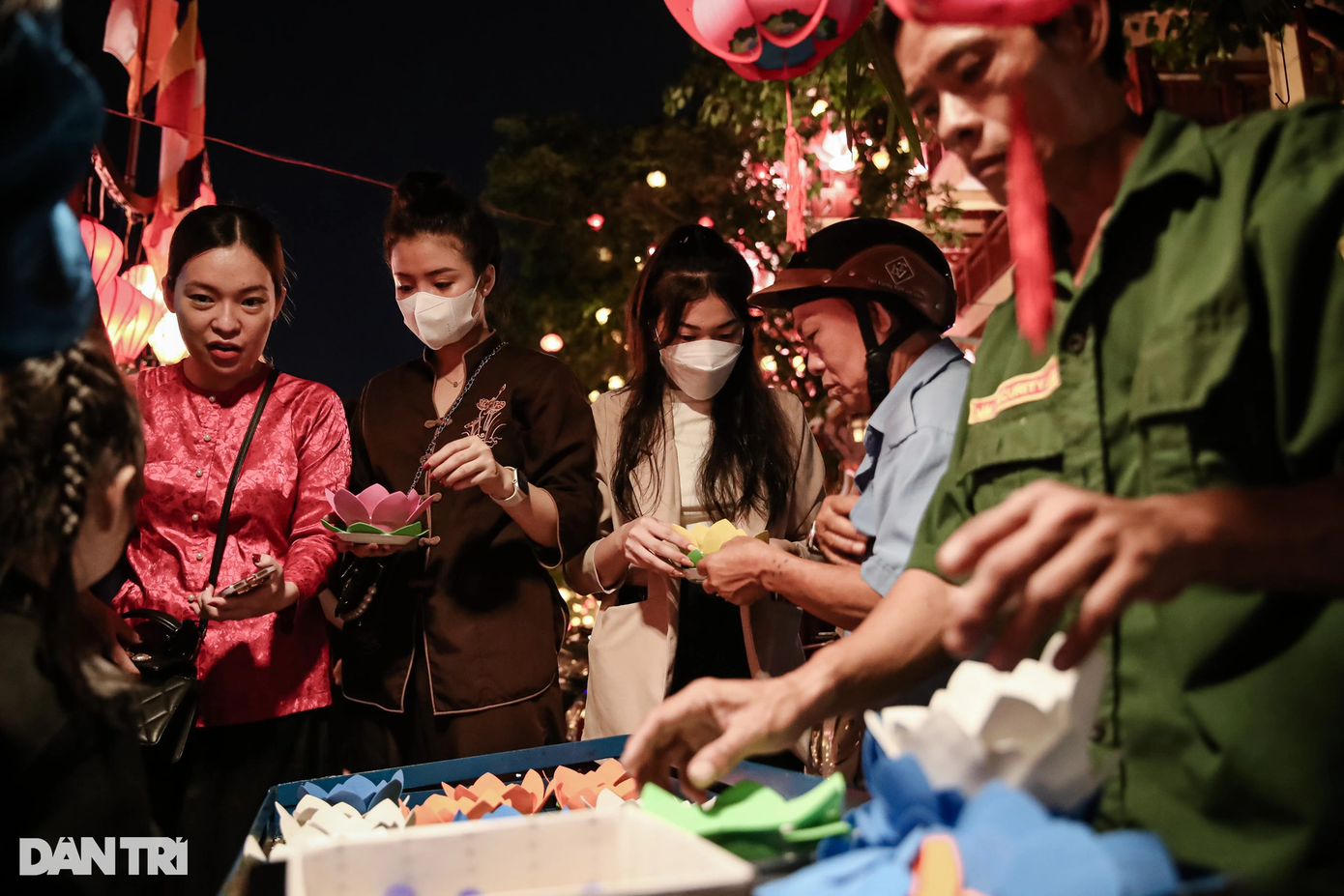 Khu vực thả hoa đăng cũng thu hút nhiều người xếp hàng đứng đợi. Thả đèn hoa đăng là một việc làm ý nghĩa trong Phật giáo. Khi ngọn đèn hoa đăng được đốt lên, mỗi người sẽ cầu nguyện vào đó một tâm niệm thiện lành, an lạc cho mình và mọi người.