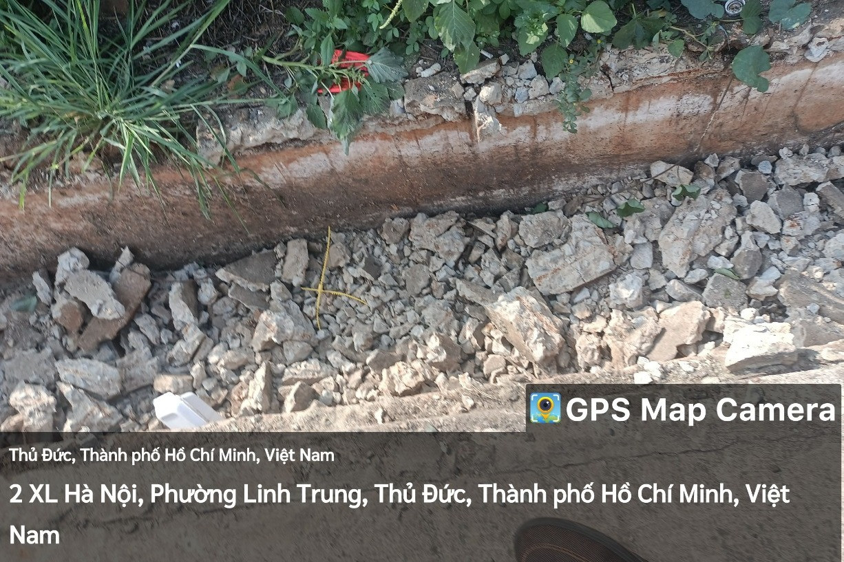 Những tâm đan thoát nước bị đập vỡ vụn phần bê tông, lõi sắt bị kẻ gian lấy mất để bán phế liệu. Ảnh: TN Những tâm đan thoát nước bị đập vỡ vụn phần bê tông, lõi sắt bị kẻ gian lấy mất để bán phế liệu. Ảnh: TN