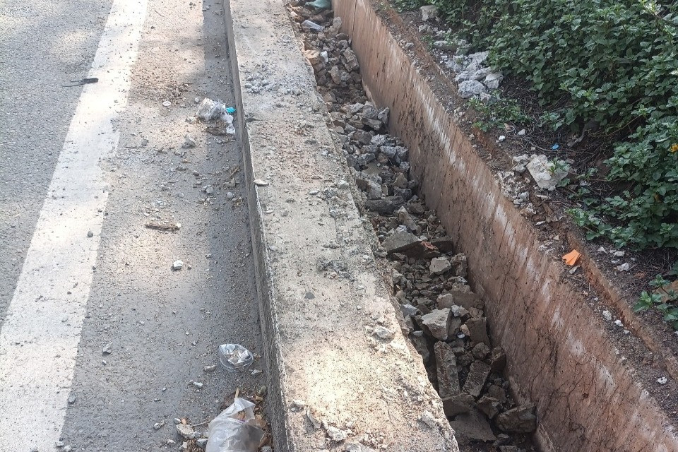 Những tâm đan thoát nước bị đập vỡ vụn phần bê tông, lõi sắt bị kẻ gian lấy mất để bán phế liệu. Ảnh: TN Những tâm đan thoát nước bị đập vỡ vụn phần bê tông, lõi sắt bị kẻ gian lấy mất để bán phế liệu. Ảnh: TN