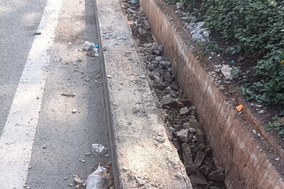 Những tâm đan thoát nước bị đập vỡ vụn phần bê tông, lõi sắt bị kẻ gian lấy mất để bán phế liệu. Ảnh: TN