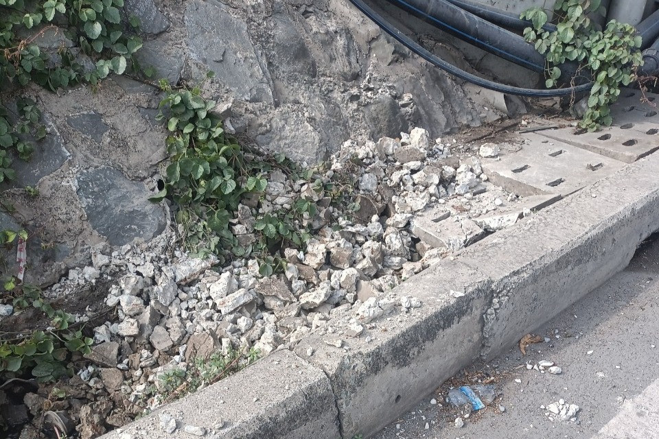 Những tâm đan thoát nước bị đập vỡ vụn phần bê tông, lõi sắt bị kẻ gian lấy mất để bán phế liệu. Ảnh: TN Những tâm đan thoát nước bị đập vỡ vụn phần bê tông, lõi sắt bị kẻ gian lấy mất để bán phế liệu. Ảnh: TN