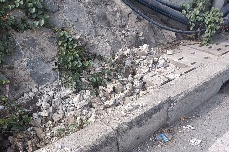 Những tâm đan thoát nước bị đập vỡ vụn phần bê tông, lõi sắt bị kẻ gian lấy mất để bán phế liệu. Ảnh: TN