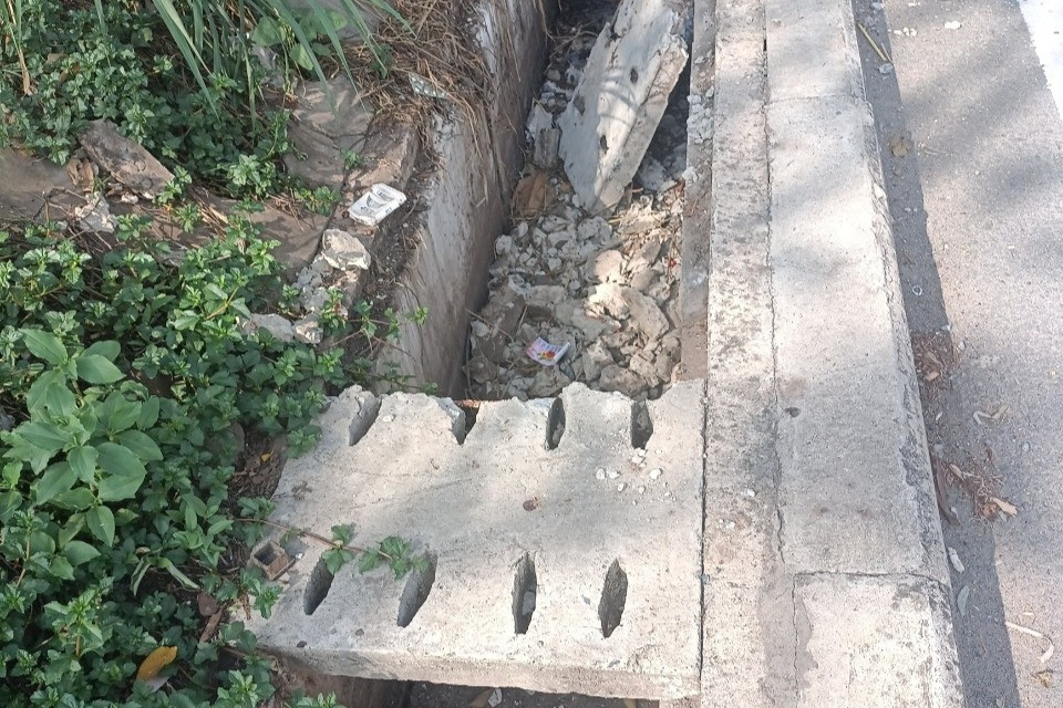 Những tâm đan thoát nước bị đập vỡ vụn phần bê tông, lõi sắt bị kẻ gian lấy mất để bán phế liệu. Ảnh: TN Những tâm đan thoát nước bị đập vỡ vụn phần bê tông, lõi sắt bị kẻ gian lấy mất để bán phế liệu. Ảnh: TN