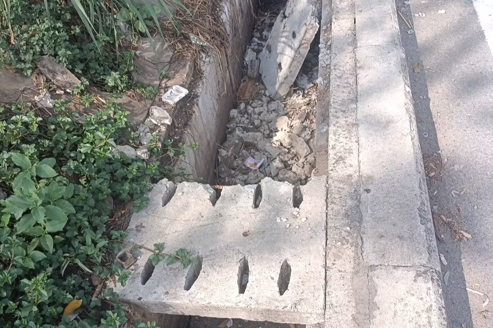 Những tâm đan thoát nước bị đập vỡ vụn phần bê tông, lõi sắt bị kẻ gian lấy mất để bán phế liệu. Ảnh: TN