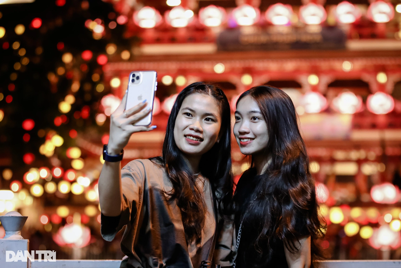 "Gia đình mình không theo đạo Phật, tình cờ đi ngang đây thấy mọi người dừng lại nhiều nên mình cùng bạn cũng tò mò vào xem. Chụp ảnh ở đây khiến mình ngỡ như đang ở phố cổ Hội An", Trà Thị Liễu Quyên (22 tuổi, ngụ quận Bình Thạnh) chia sẻ.