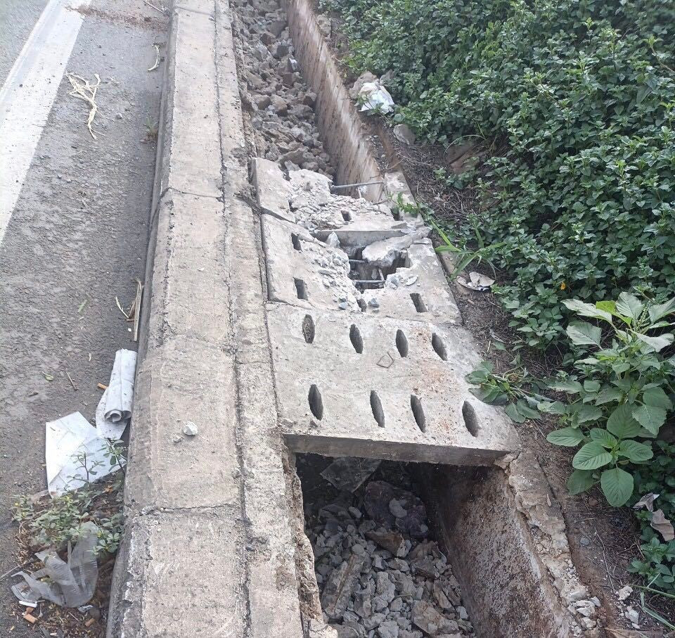 Hàng loạt tấm đan bị đập phá. Ảnh: NH Hàng loạt tấm đan bị đập phá. Ảnh: NH