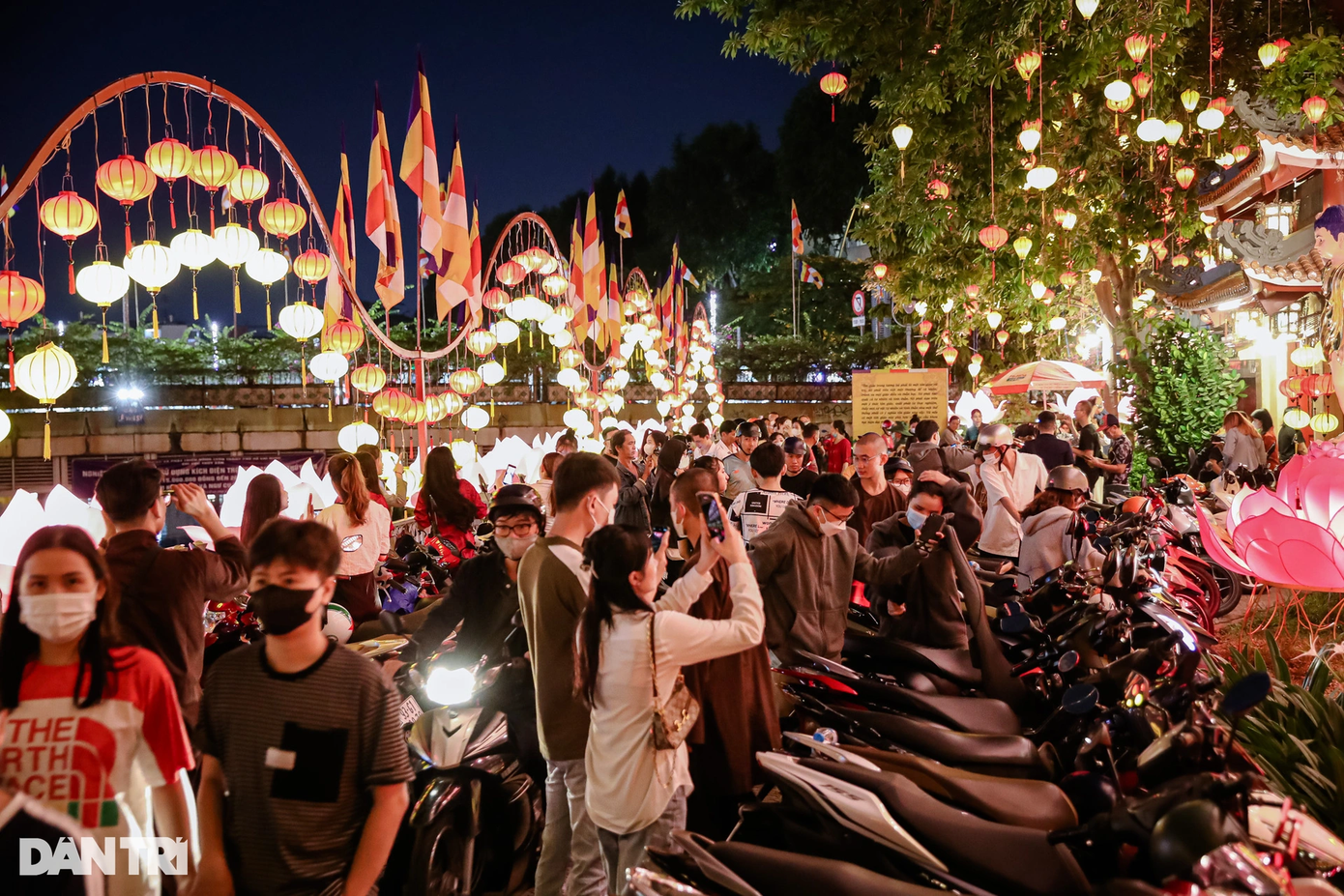 Tối 29/5, hàng nghìn người dân đã đổ về chùa Pháp Hoa (quận 3, TPHCM) để check-in nhân dịp kỷ niệm Lễ Phật đản Phật lịch 2567.