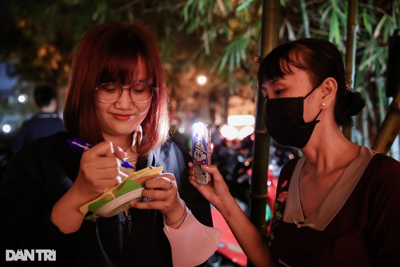 Bà Từ Thị Quế Châu (47 tuổi, ngụ quận 4) cho biết: "Rằm to lễ lớn nào tôi cũng đến chùa để cầu cho các thành viên trong gia đình có thật nhiều sức khỏe. Đây là lần đầu tiên tôi được con gái dẫn đến chùa Pháp Hoa để lễ Phật".