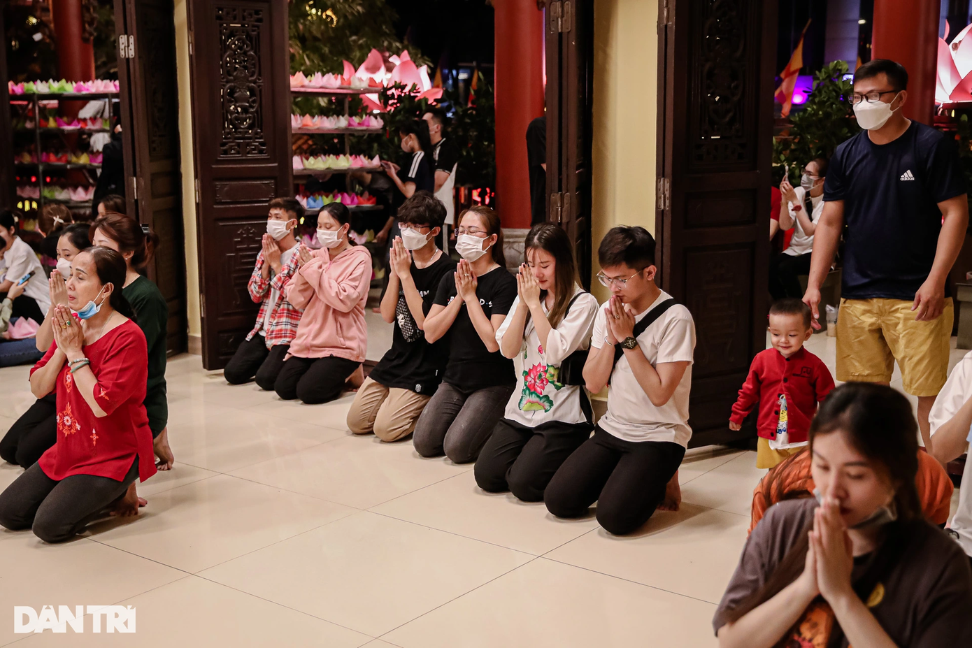 Theo ghi nhận, khu vực Chánh điện của chùa có rất đông người vào lễ Phật và tham quan.