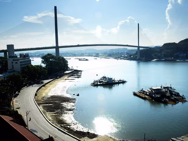 Cầu Bãi Cháy (Quảng Ninh) được xây dựng bằng vốn vay ODA, đang phát huy hiệu quả. Ảnh: Hồng Vĩnh