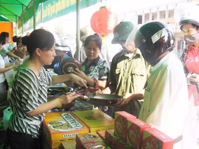 Sau những chuyến bán hàng của doanh nghiệp, hàng Việt lại vắng bóng ở nông thôn Ảnh: Phạm Anh