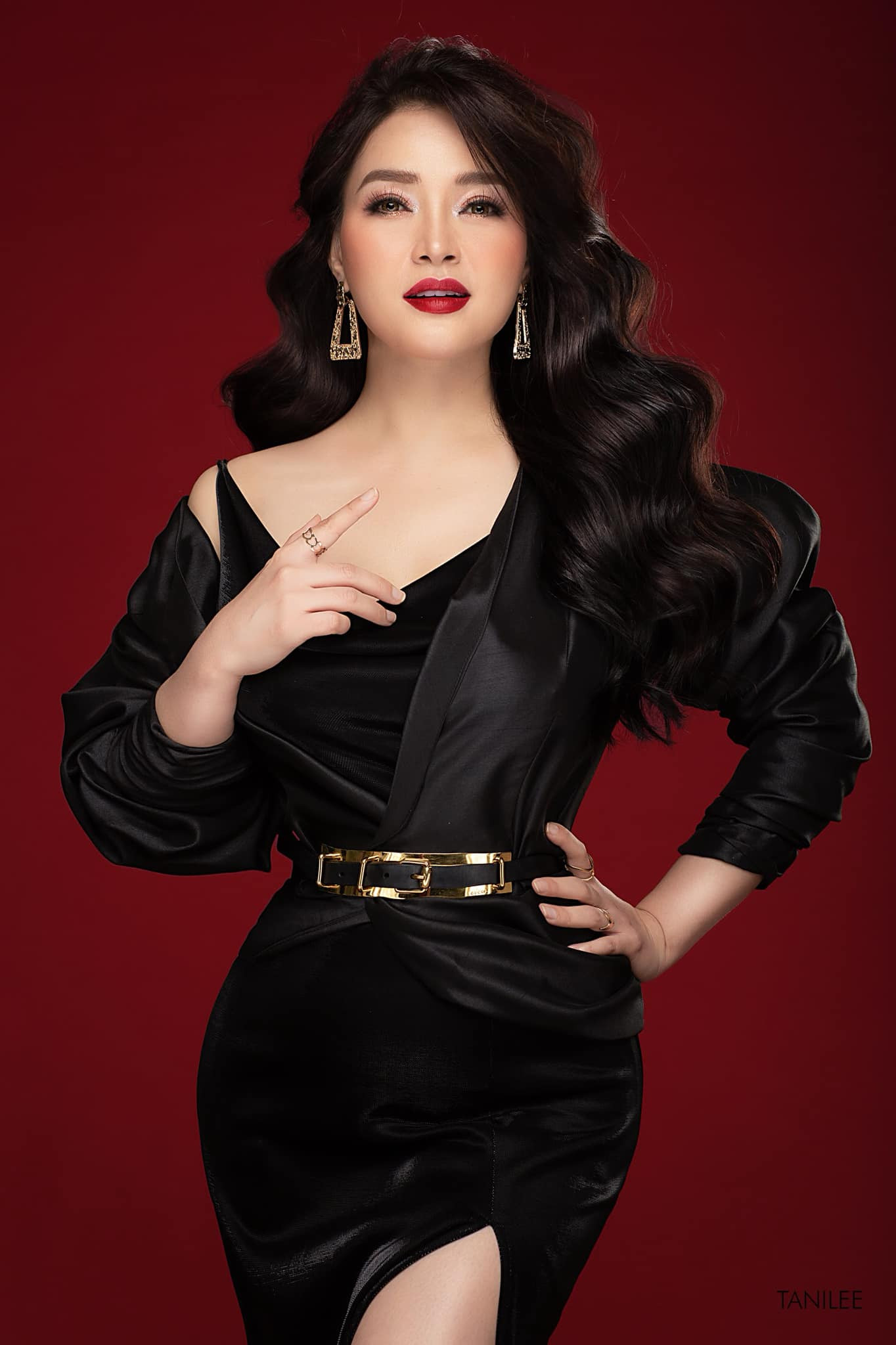 Ca sĩ Đinh Trang đang huấn luyện cho các thí sinh dự thi Tiếng hát Hà Nội. Ảnh: FBNV