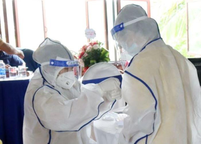 Ngành y tế Bình Phước lấy mẫu xét nghiệm tại chỗ tại nhà hàng