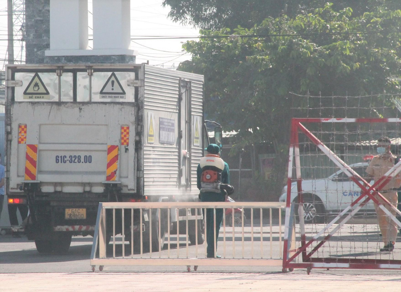 Xe chở rác ra vào đều được phun khử trùng Xe chở rác ra vào đều được phun khử trùng